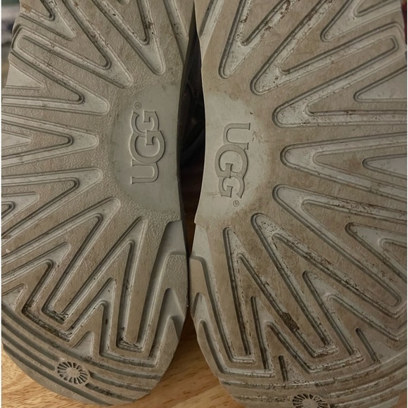 Ugg Gita Pom Pom Boots - Picture 3 of 4